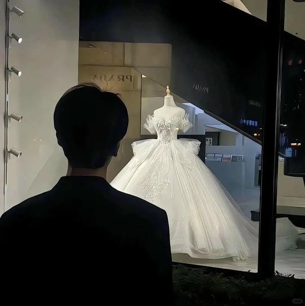 ảnh đứng nhìn váy cưới buồn (1)