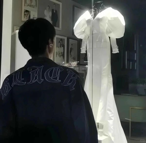 ảnh đứng nhìn váy cưới buồn (11)