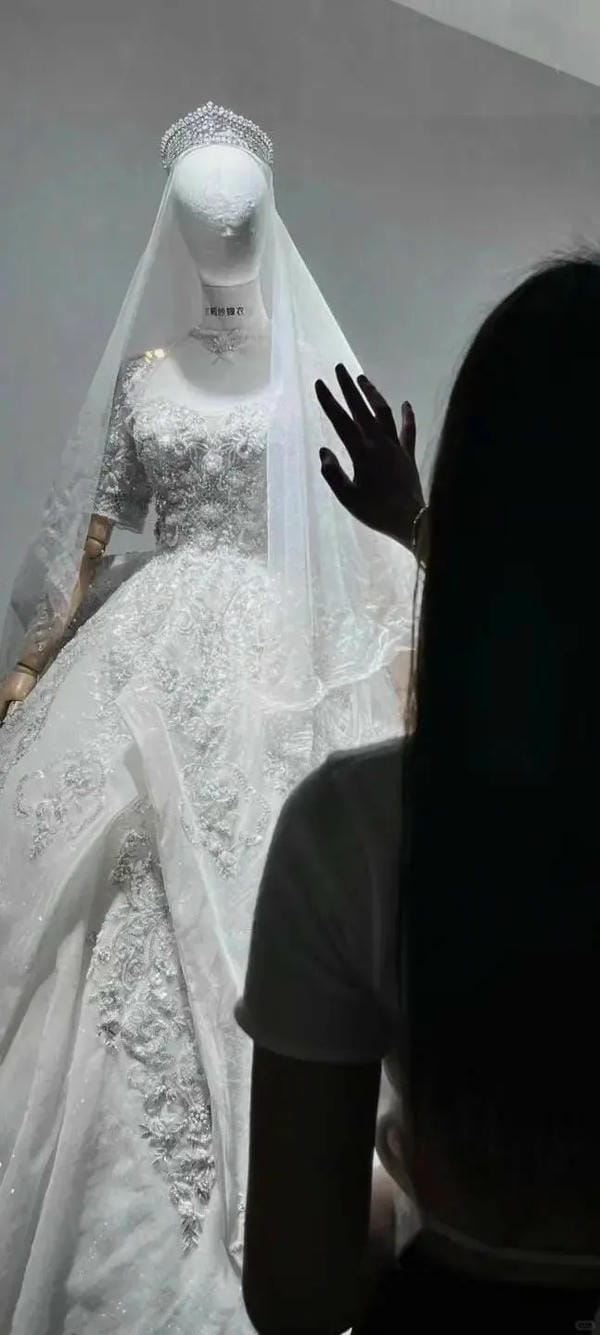 ảnh đứng nhìn váy cưới buồn (15)