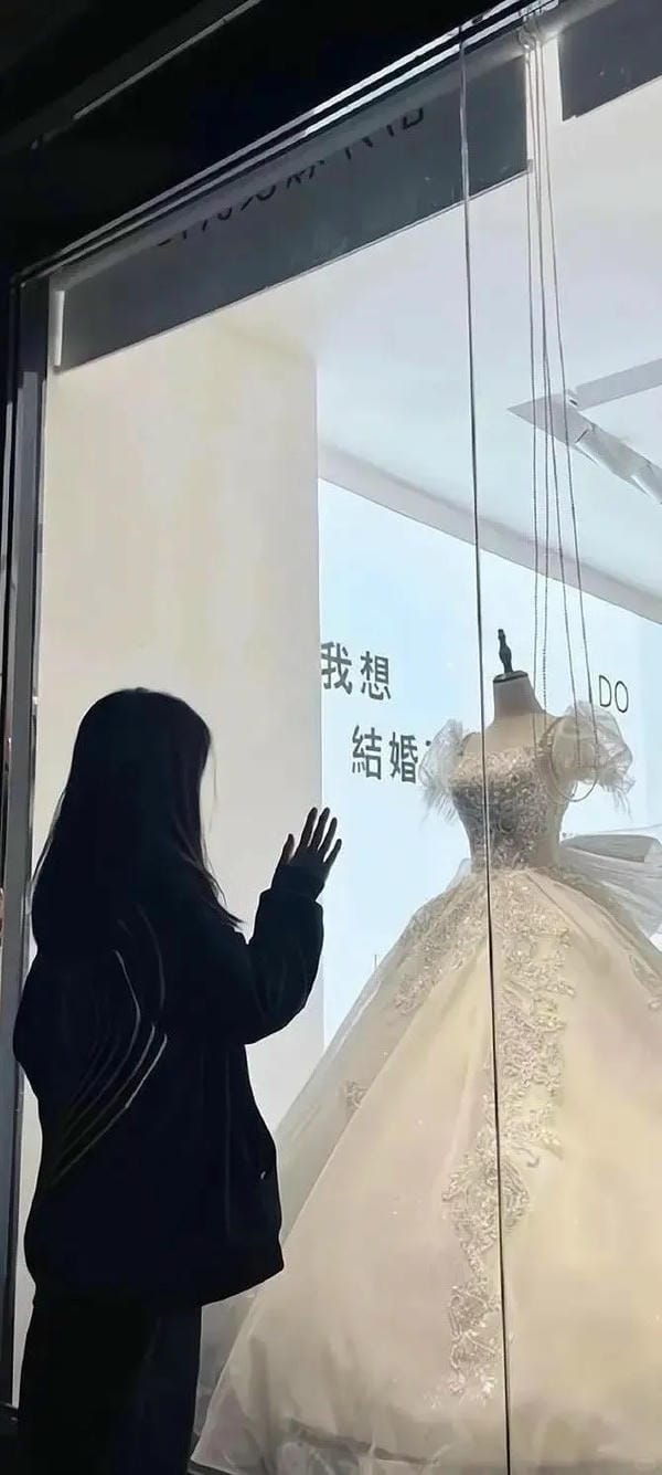 ảnh đứng nhìn váy cưới buồn (16)