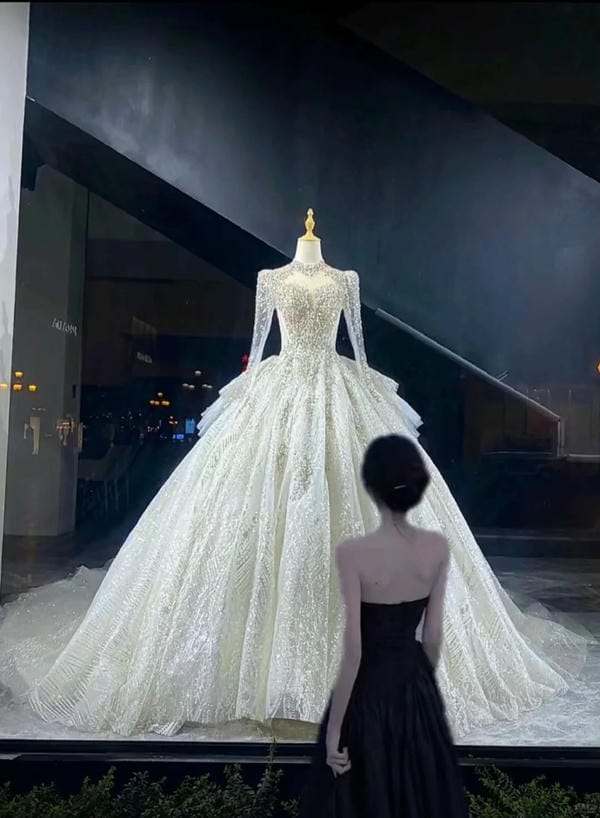 ảnh đứng nhìn váy cưới buồn (17)