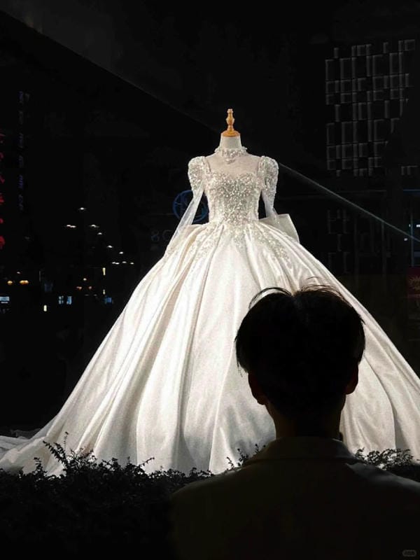 ảnh đứng nhìn váy cưới buồn (18)