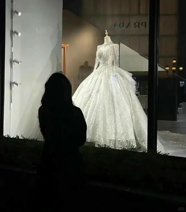 ảnh đứng nhìn váy cưới buồn (19)