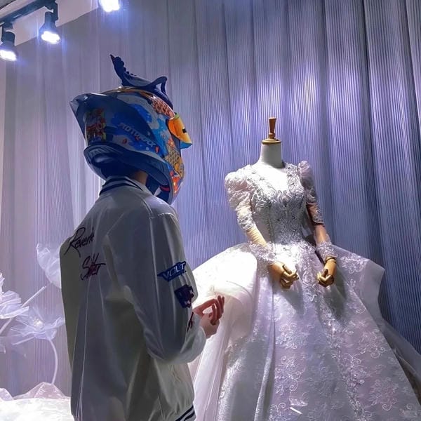 ảnh đứng nhìn váy cưới buồn (2)