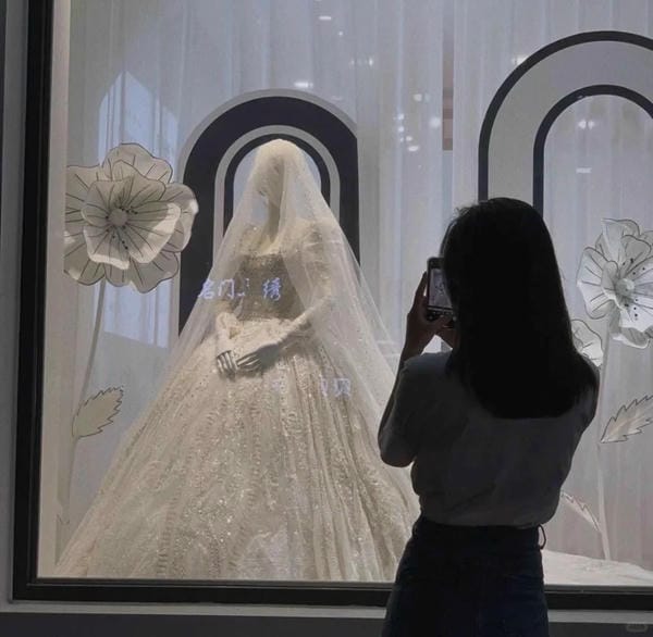 ảnh đứng nhìn váy cưới buồn (20)