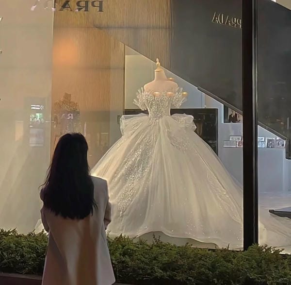 ảnh đứng nhìn váy cưới buồn (21)