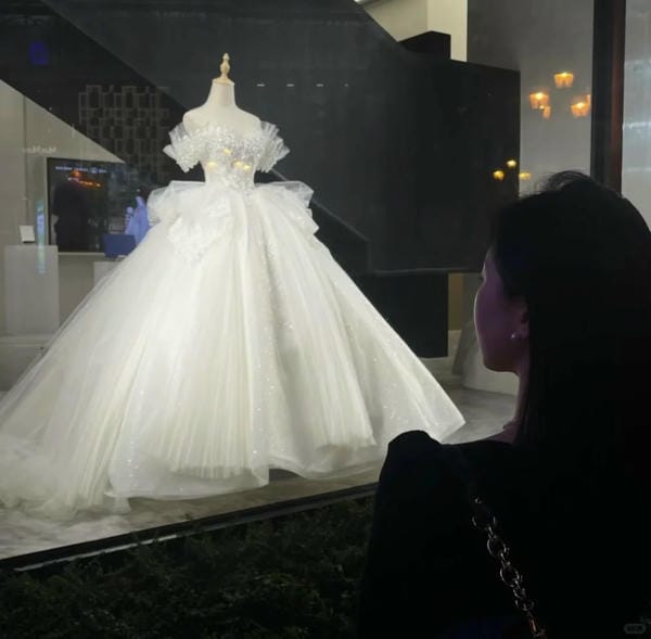 ảnh đứng nhìn váy cưới buồn (22)