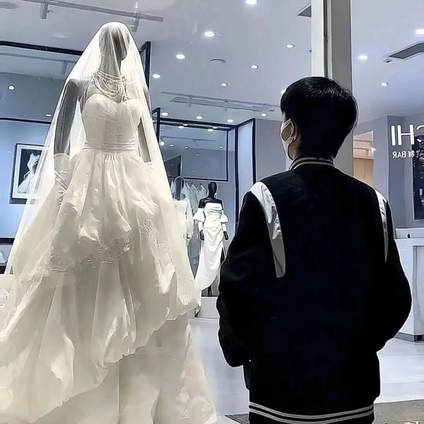 ảnh đứng nhìn váy cưới buồn (3)