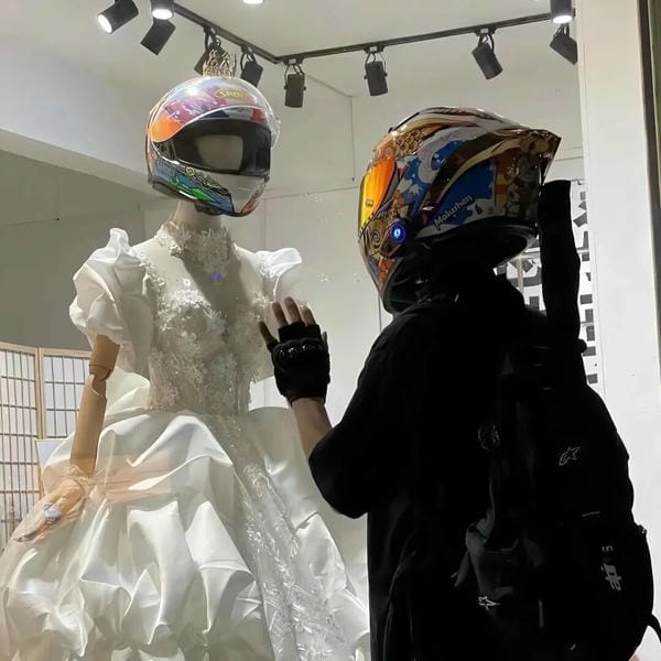 ảnh đứng nhìn váy cưới buồn (4)