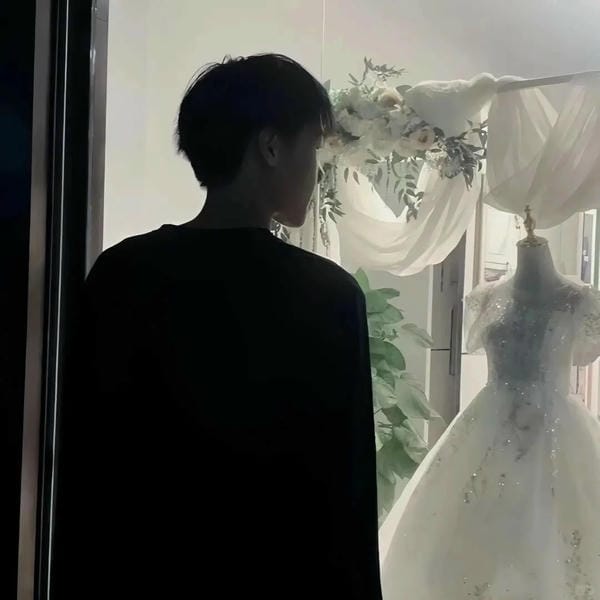 ảnh đứng nhìn váy cưới buồn (6)