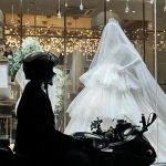 ảnh đứng nhìn váy cưới buồn (7)