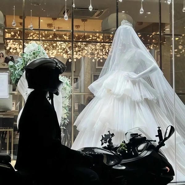 ảnh đứng nhìn váy cưới buồn (7)