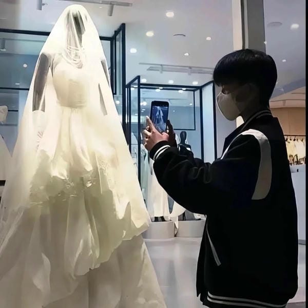 ảnh đứng nhìn váy cưới buồn (8)