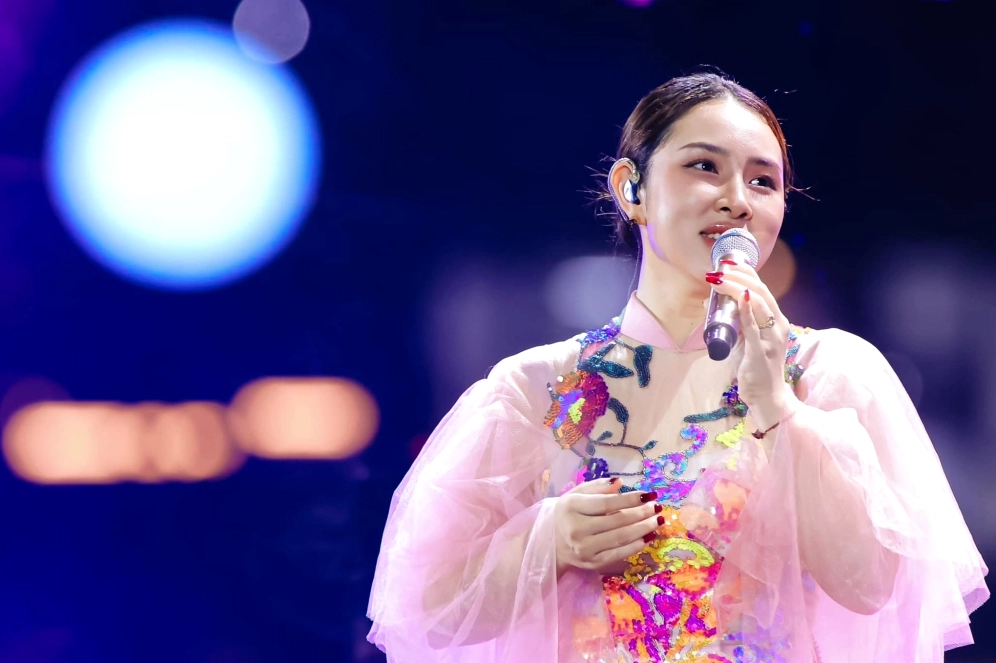 bau-show-bao-tram-la-ai-giai-ma-nu-hoang-quyen-luc-showbiz-v_606