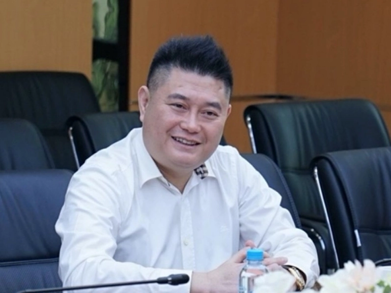 Bầu Thụy (tên thật Nguyễn Đức Thụy, sinh năm 1976) vốn được biết đến là một vị doanh nhân quyền lực.