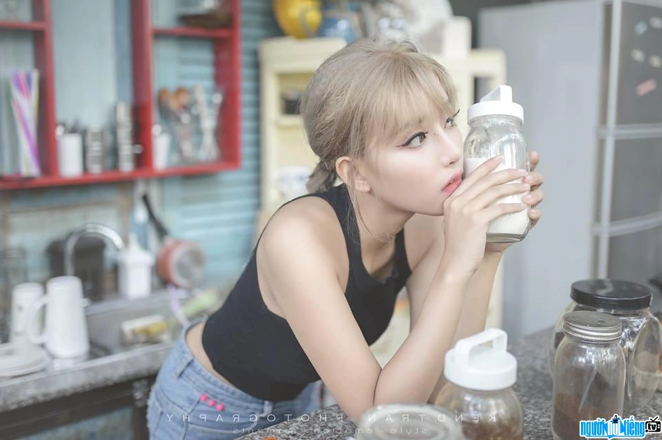 Bức ảnh hot girl Huỳnh Khánh Vy hóa thân thành cô nàng pha chế xinh đẹp và quyến rũ