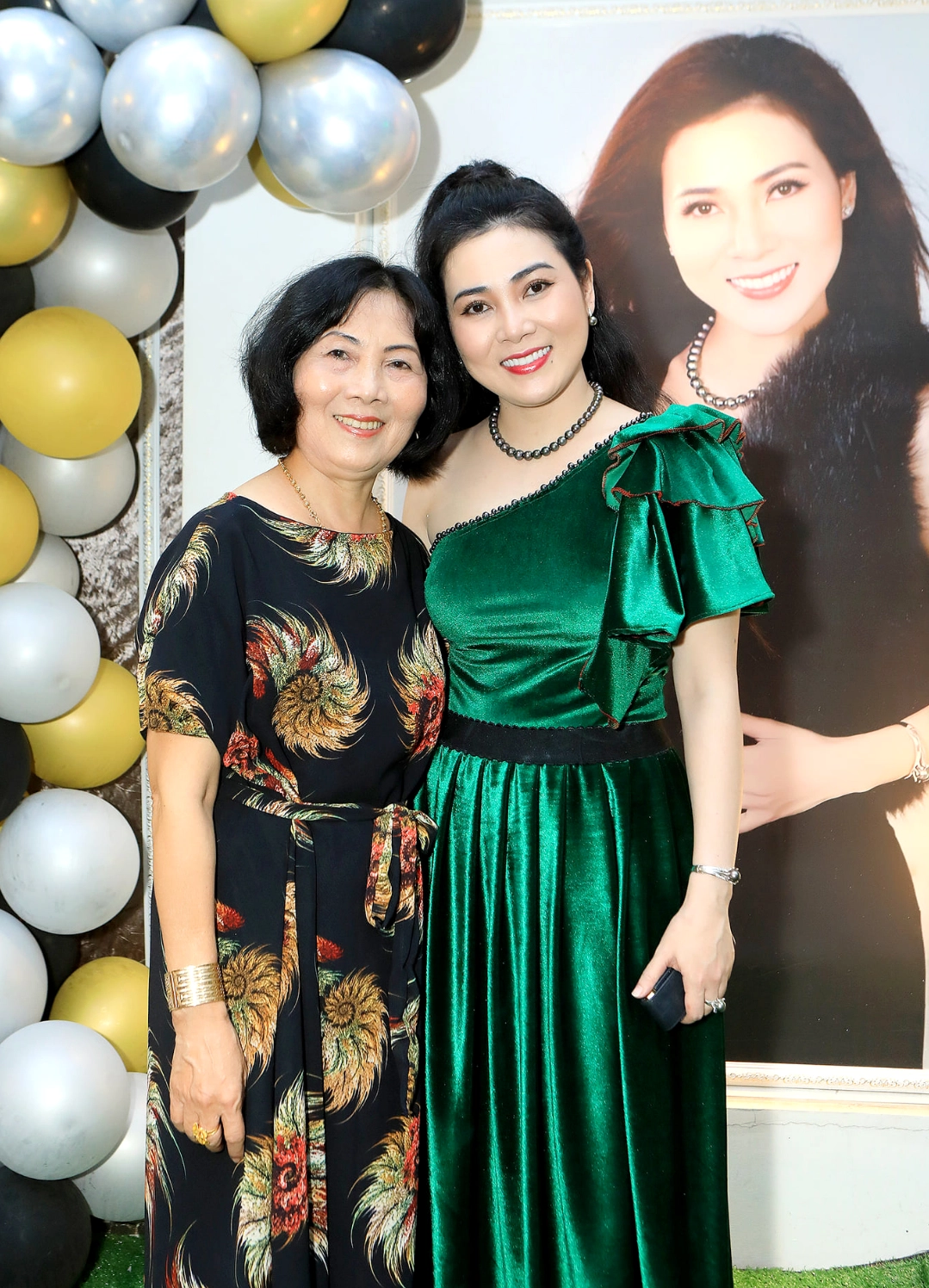 Ca sĩ Diễm Thùy và mẹ