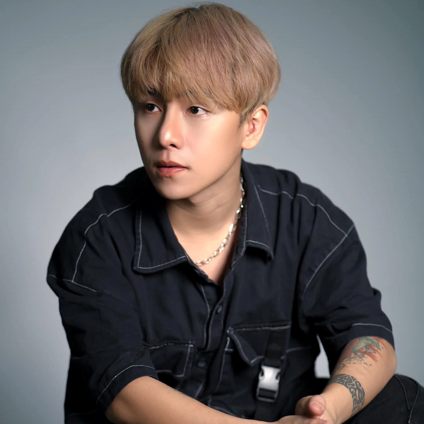 Ca Sĩ Rum biểu diễn trên sân khấu