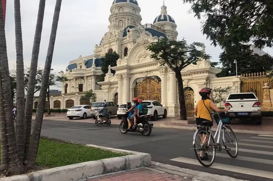 Chiều tối ngày 8.9, công an Hải Phòng hiện vẫn đang khám nhà đại gia Ngô Văn Phát -