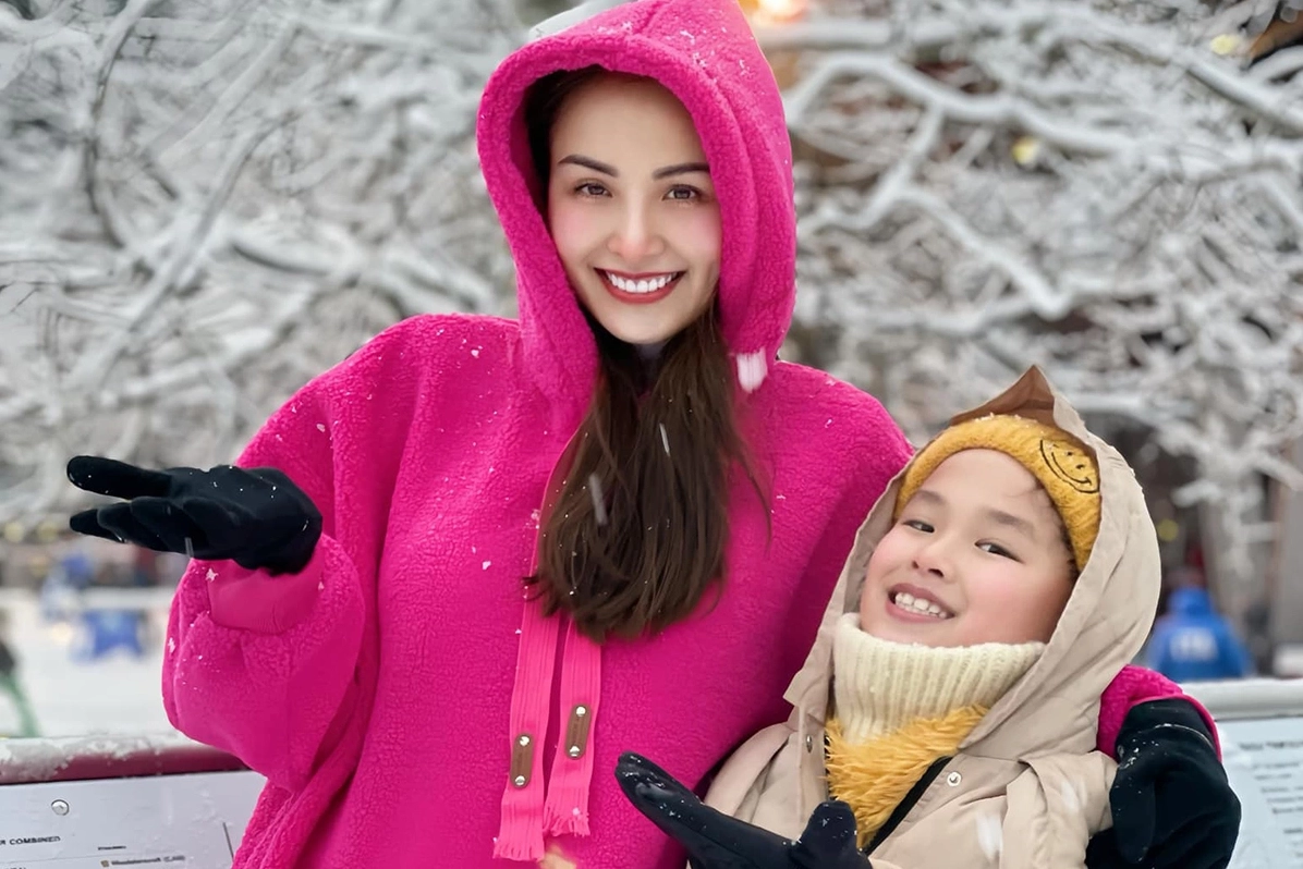 Con trai Diễm Hương phát biểu trong hôn lễ của mẹ