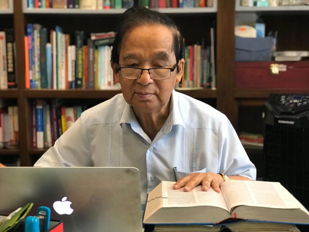 GS Nguyễn Lân Dũng miệt mài với công việc biên soạn từ điển. Ảnh: Nguyễn Thanh Bình.