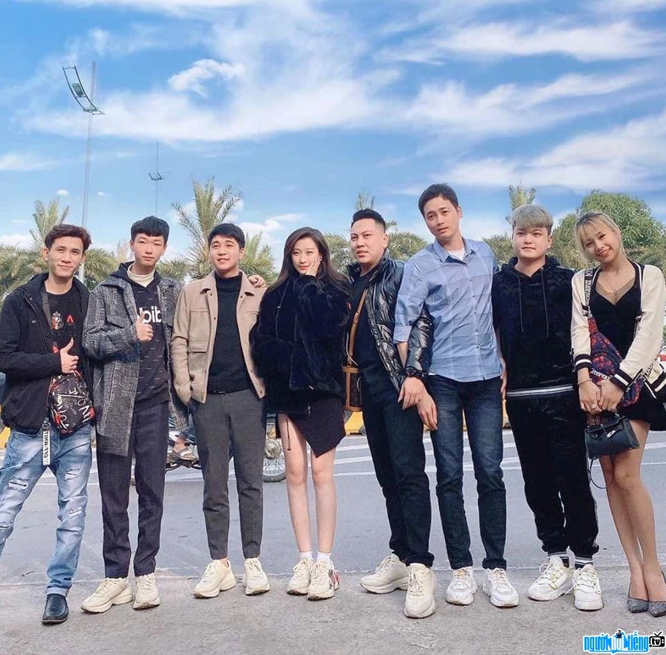 Hình ảnh Phong Zhou cũng những streamer trẻ tuổi tài năng khác