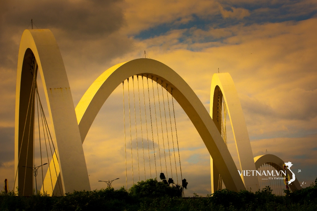 Hình ảnh Vươn Mình, thể hiện sự phát triển và nỗ lực đi lên