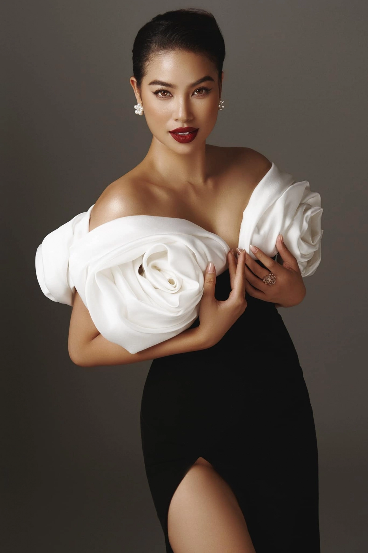 Hoa hậu Phạm Hương về Việt Nam giữa lúc chồng đại gia lộ dấu hiệu lạ?