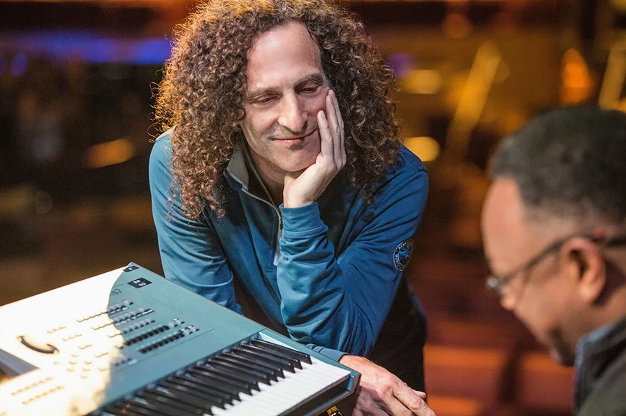 Kenny G là người chơi chủ yếu kèn saxophone soprano