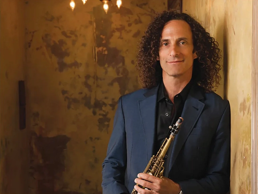 Kenny G tên thật là Kenneth Bruce Gorelick sinh năm 1956