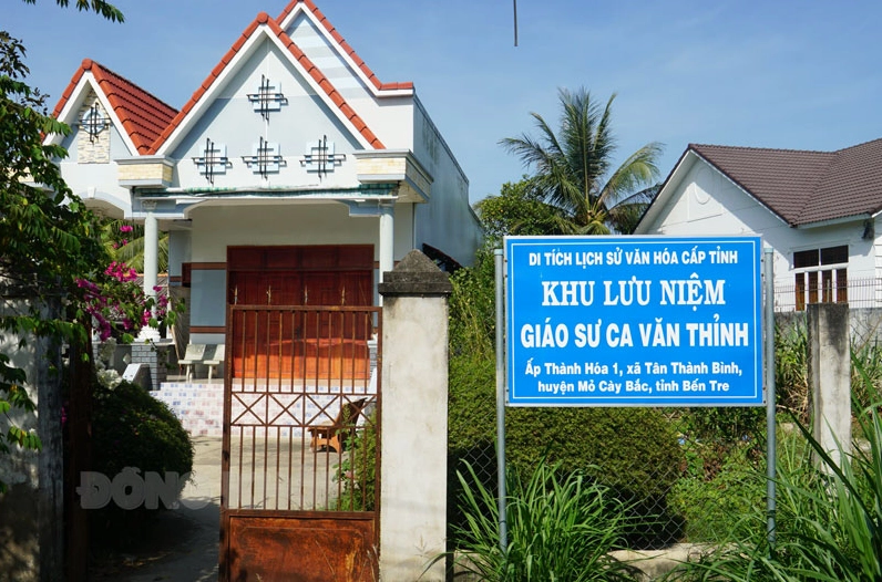 Khu lưu niệm Giáo sư Ca Văn Thỉnh (xã Tân Thành Bình, Mỏ Cày Bắc).