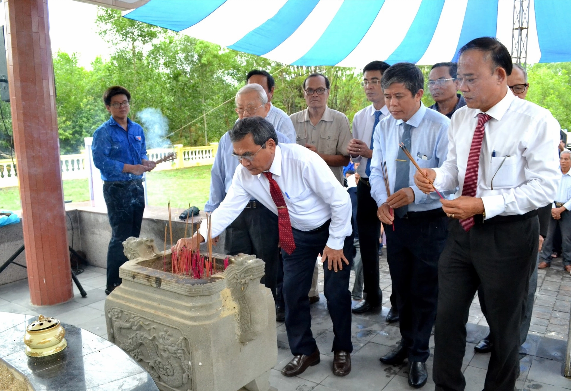 Lãnh đạo huyện Thăng Bình viếng hương tại mộ cụ Tiểu La Nguyễn Thành