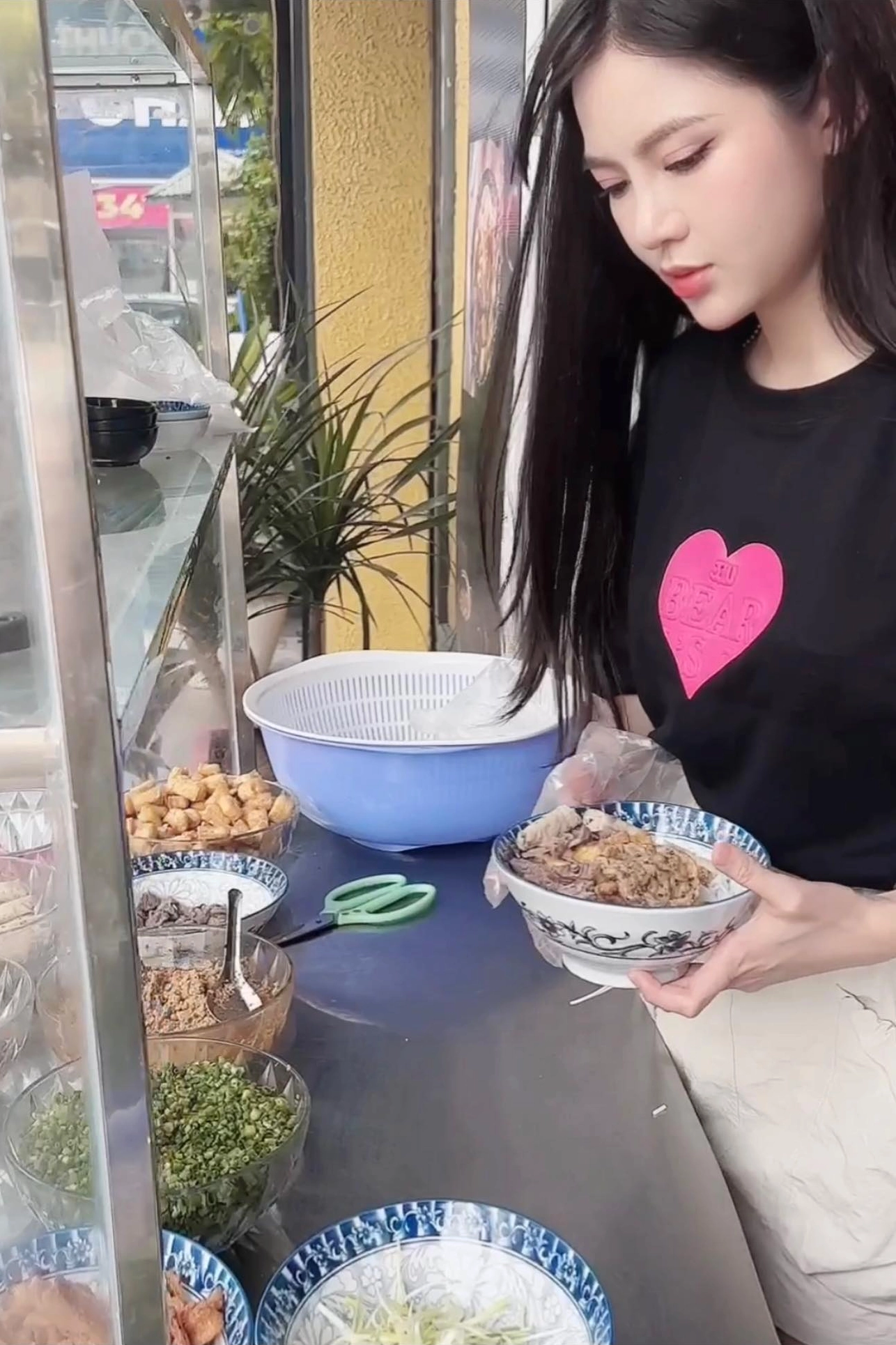 Linh Bún trong vai trò cô chủ hàng bún riêu, thu hút fan nam.