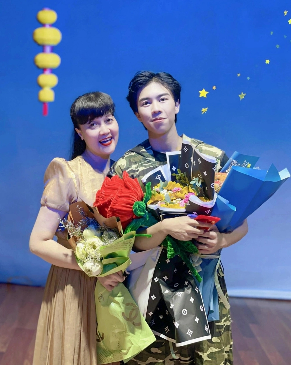 Nghệ sĩ Vân Dung cùng con trai Long Vũ