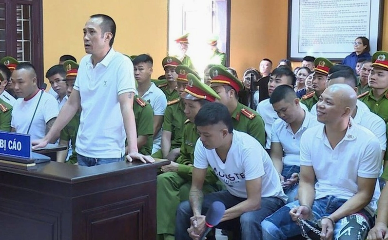 Nguyễn Anh Tuấn (Tuấn “thần đèn”), một trùm giang hồ cộm cán ở TP Thanh Hóa, bị tuyên phạt vì gây rối trật tự công cộng.