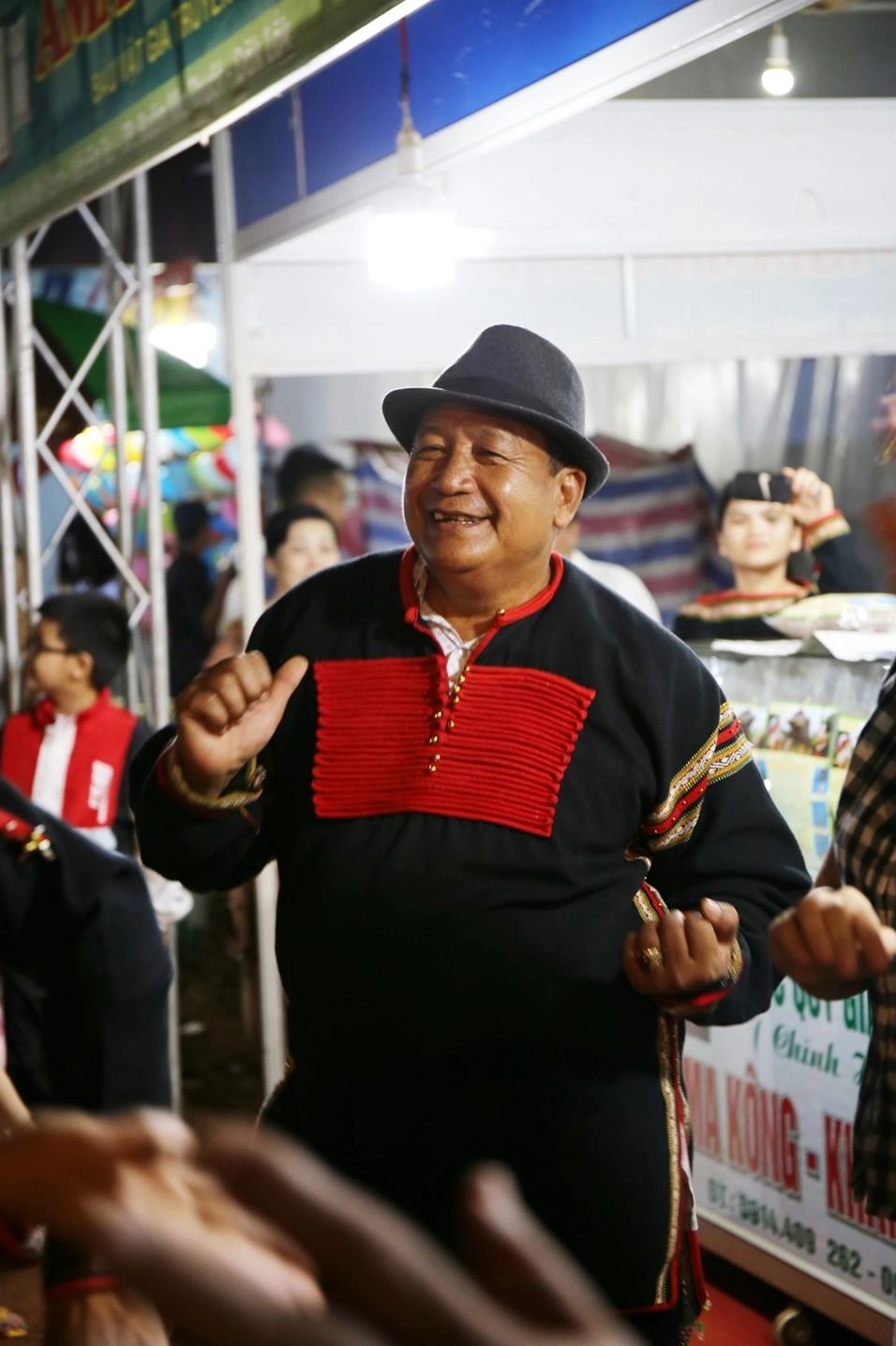 Nhờ lối sống lành mạnh cộng với thuốc Amakong nên ông Khăm Phết Lào vẫn luôn khỏe mạnh.