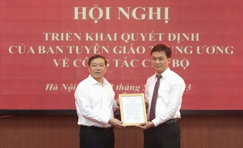 Ông Lại Xuân Môn, Phó Trưởng ban Thường trực Ban Tuyên giáo Trung ương, Bí thư Đảng ủy cơ quan trao quyết định cho ông Nguyễn Phú Trường (phải). Ảnh: Dangcongsan
