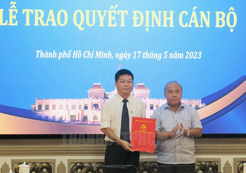 Phó Trưởng Ban Tổ chức Thành ủy TPHCM Võ Văn Tân trao Quyết định của Ban Thường vụ Thành ủy cho đồng chí Nguyễn Tương Minh