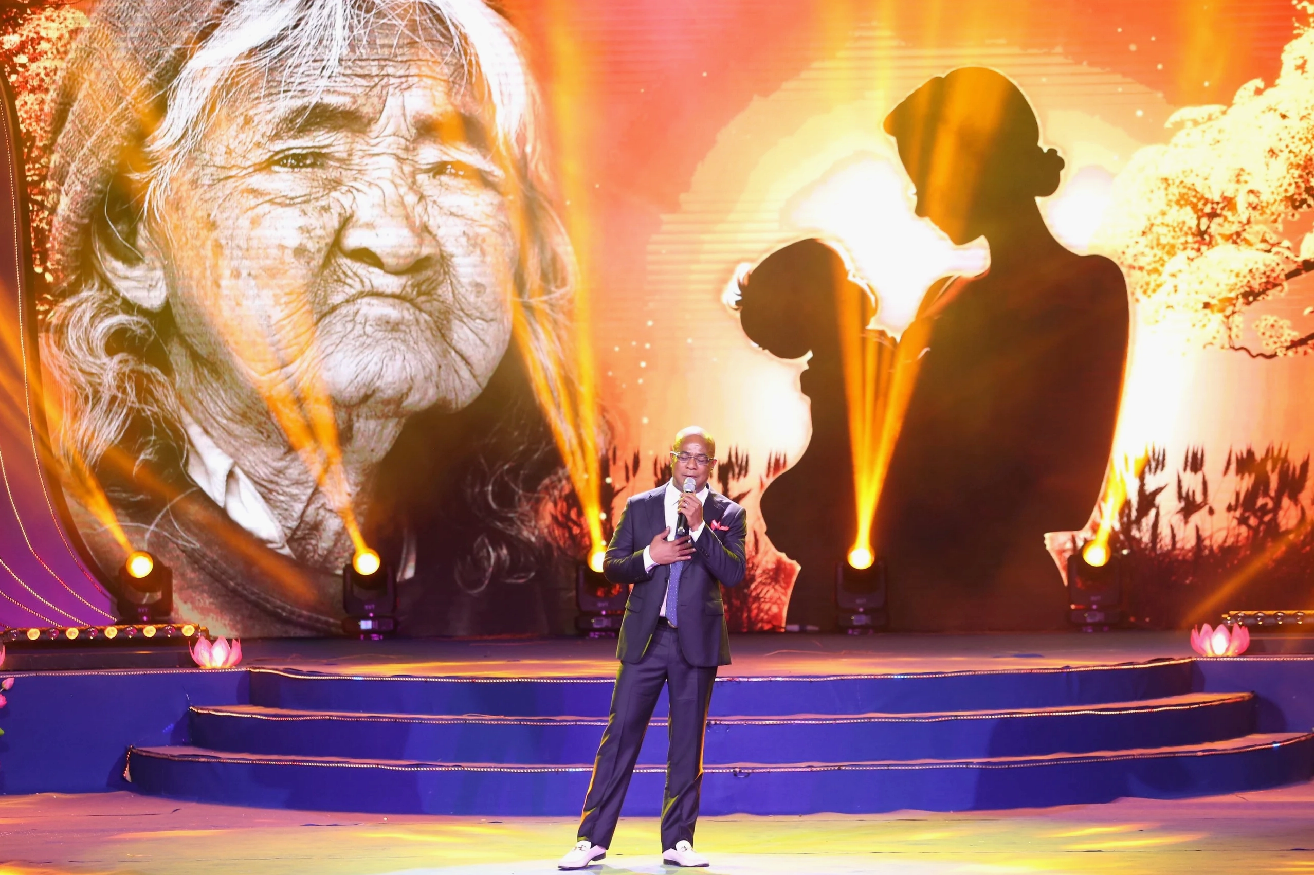 Sự thật chuyện ca sĩ Randy tìm thấy mẹ ruột, được tặng 30 cây vàng