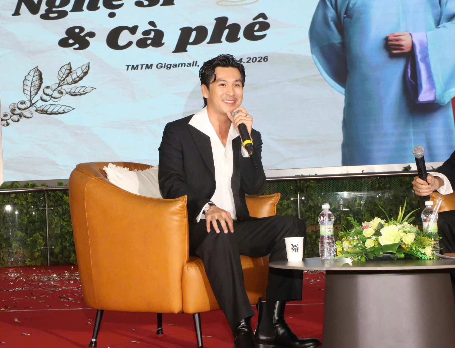 Thiên Minh tại một sự kiện chuyên nghiệp với phong thái tự tin