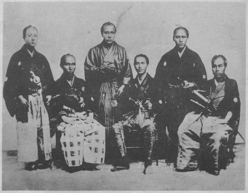 Thủy thủ của tàu Kanrin Maru, Fukuzawa Yukichi ngồi ngoài cùng bên phải trong chuyến đi đến Hoa Kỳ.
