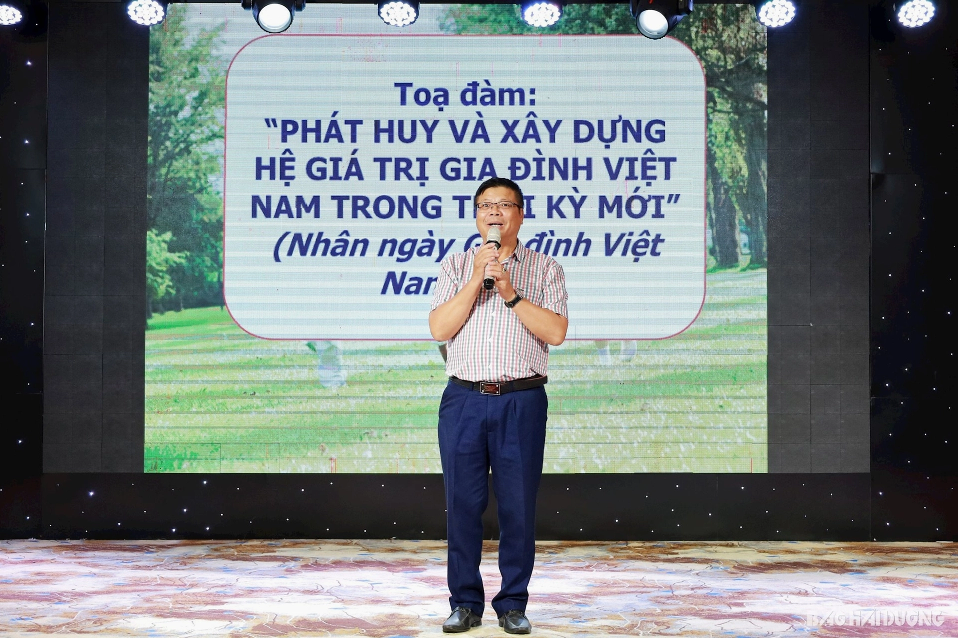 Tiến sĩ, chuyên gia tâm lý Đinh Đoàn chia sẻ với các đại biểu