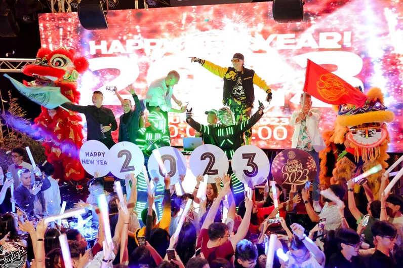 TK Nguyễn tại Skylight Nha Trang, nơi ông mở skybar đầu tiên, mang đến trải nghiệm giải trí đẳng cấp