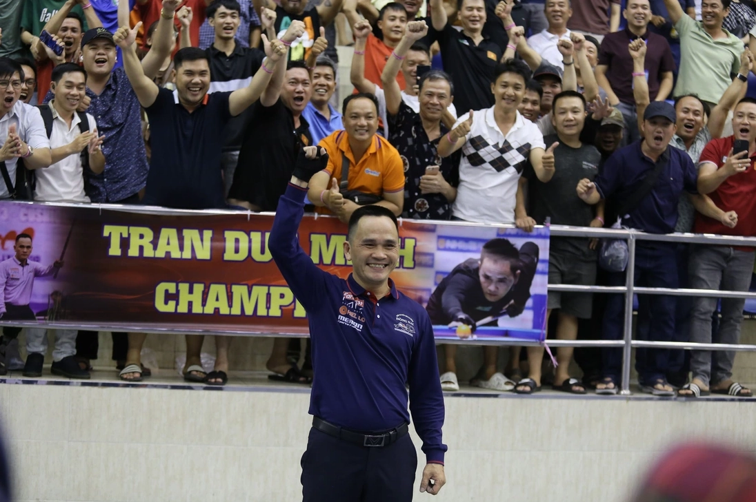 Trần Đức Minh bên cạnh tấm băng rôn đặc biệt mà người hâm mộ đã in sẵn trước trận chung kết để chờ anh lên ngôi