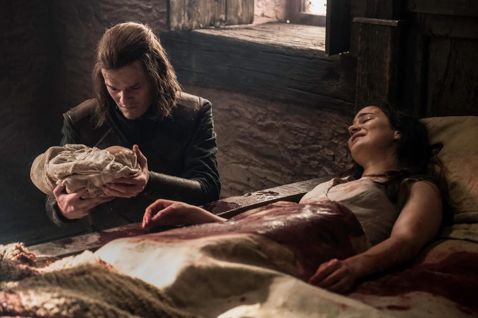 Trong loạt phim truyền hình, Eddard ôm con của Lyanna
