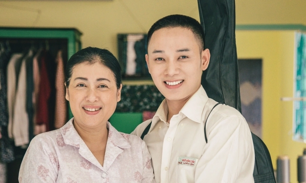 Trúc Nhân trong MV 'Lớn rồi còn khóc nhè', một trong những tác phẩm nổi bật của anh.