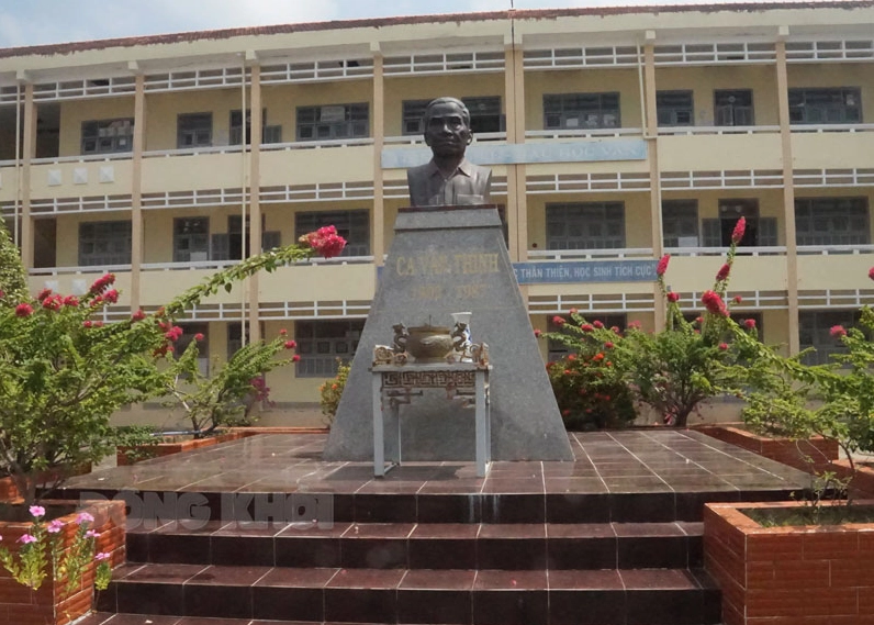 Tượng Giáo sư Ca Văn Thỉnh trong khuôn viên Trường THPT Ca Văn Thỉnh (xã An Định, huyện Mỏ Cày Nam).