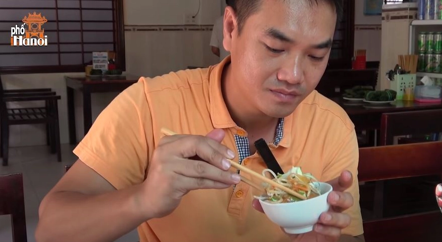 YouTuber Duy Nến có nhiều màn review gây méo mó ẩm thực Việt Nam.